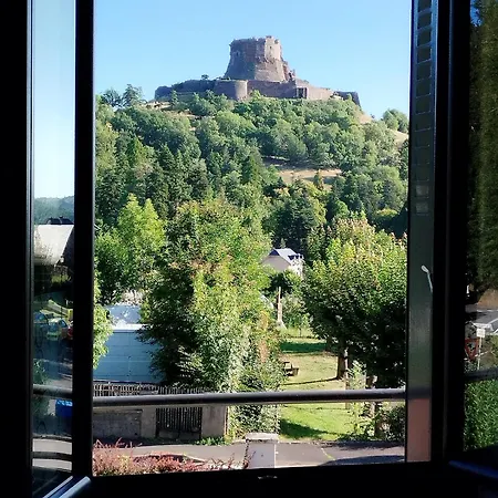 Le Pavin Avec Vue Sur Chateau De