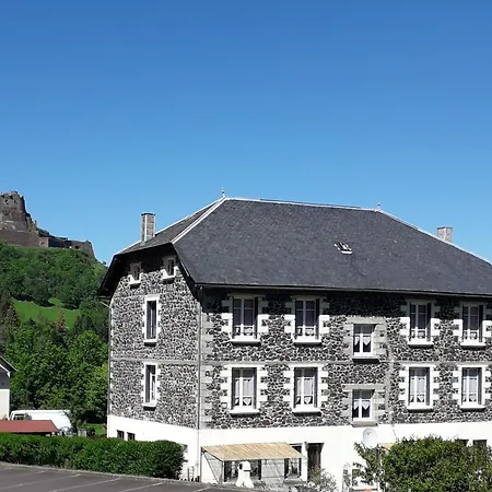 Le Pavin Avec Vue Sur Chateau De Murol