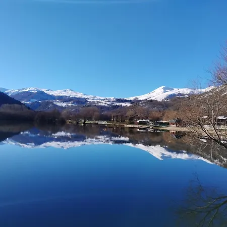 Le Pavin Avec Vue Sur Chateau De *